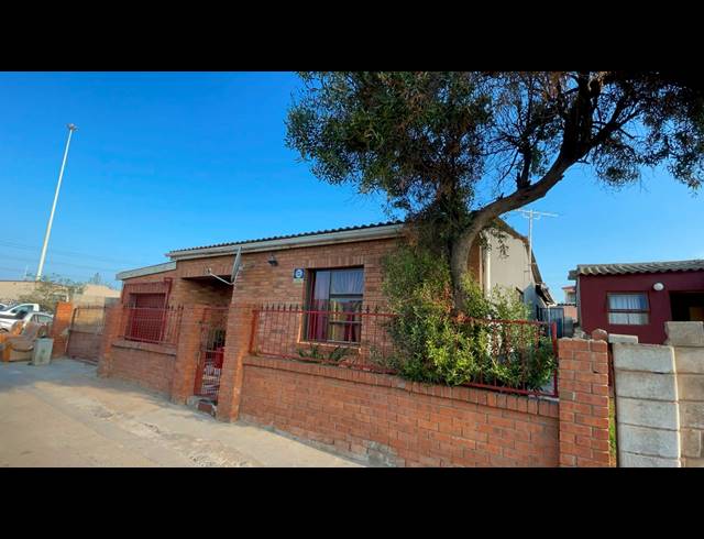 4 BEDROOM HOUSE FOR SALE IN KWAZAKHELE